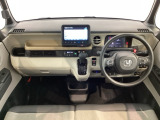 使いやすいレイアウトのダッシュボード周辺です。オートエアコンや小物入れなど嬉しい装備が満載です。