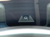 【三菱e-Assist】走行中に前方の車両等を認識し、衝突しそうな時は警報とブレーキで衝突回避と被害軽減をアシスト。より安全にドライブをお楽しみいただけます。