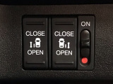 【両側パワースライドドア】両側がパワースライドドアになっており、運転席のスイッチやスマートキーでも開閉が可能です!開口部も広いので乗り降りも楽々♪