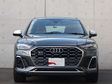 ●一目でAudiとわかる特徴的なシングルフレームグリル・LEDランプ。精悍なフロントマスクからAudiのスマートで上品なブランドを連想させてくれます。女性にも大変ご好評頂いております。