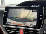 【バックガイドモニター】車両後方の映像をナビ画面に表示し、駐車などの後退操作をサポートします。