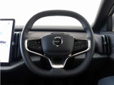 スポーク部には、さまざまな装備や機能を操作できるスイッチをスタイリッシュにレイアウト。一部の機能については、お好みに合わせてスイッチの割り当てをカスタマイズすることも可能です。