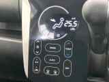 【オートエアコン】一度お好みの温度に設定すれば、車内の温度を検知し風量や温度を自動で調整。暑い&hellip;寒い&hellip;と何度もスイッチ操作をする必要はありません。快適な車内空間には必須の機能ですね♪