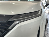LEDヘッドライトは、点灯の瞬間から最大光量を発揮し、突然暗くなるトンネルなどでの安定感を高めます。