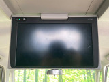 【フリップダウンモニター】大画面モニターで後席でもエンタメをお楽しみいただけます。小さなお子様にも大人気の装備です♪