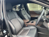 高いホールド性で運転姿勢が安定します。長距離ドライブでも疲れにくいのが魅力です。快適なドライビングライフをお送りください♪