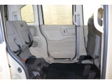 HONDA独自の機構!リアシートはチップアップ(跳ね上げ)することにより背の高い荷物も楽々積み込みすることが可能!!より空間を有効にするためにも大変便利なシートアレンジになります!!