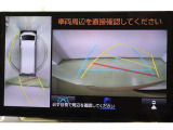 ハンドル操作連動ガイドライン付バックカメラ搭載。全方位、フロント、左右側面モニターも搭載しているので、周囲の状況を確認しながら駐車出来ます。ハイエースのように大きな車にはとても便利ですね。
