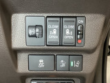 両側電動スライドドアは運転席から操作ができるよう、操作スイッチが付いています。その横にはヘットライトリベライザーのスイッチがついています。道路状況や積荷の加重に応じてライトの高さを調節できます。