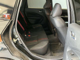 後部座席です。後席も大人の方でもゆったり乗れるスペースを確保♪足元も深くシートのクッションも柔らかくロングドライブの疲労を軽減してくれます♪
