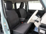 運転席のスペースはゆったりしていて、視界も広く確保されているので普段の運転からロングドライブまで快適です。