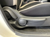 シートハイトアジャスターが付いているので運転姿勢を調整するのに便利ですね。身長に合ったシートポジションは安全運転や疲労軽減にもつながります。