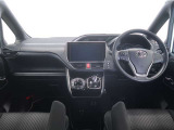 スイッチ類やメーター類を見やすく配置した、直感的で扱いやすいインパネ。初めて運転される方でも、迷わず操作出来る安心設計です。
