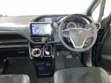運転席周りのレイアウトをご覧ください。ナビゲーションが綺麗に装着されすっきり収まってますね!