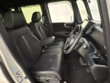 女性でも運転がしやすいように、シートの高さ調整機能(シートリフター)がついています。運転席と助手席の間が空いている為、助手席側への移動がスムーズです。