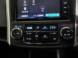 オートエアコンです。車内を設定温度に保ち、快適空間をキープします。