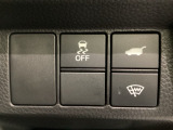 VSA装備車です。VSAはドライバーの操作と車の動きを見守っています。もし車の挙動が乱れたとき、4輪別々にブレーキをかけたり、エンジンパワーをしぼることによって車を安定させます。