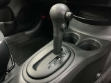 前後の動きだけで簡単に操作できる先進的なデザインの電制シフト。扱いやすく、手に馴染みやすい設計となっています。