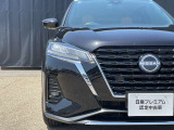 LEDヘッドライトは省電力ですが、純白光で驚くほど明るく夜道を照らしてくれます。さらに解錠操作に応じてLEDポジションライトを点灯させるフレンドリーライト機能を装備。