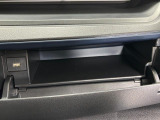 運転席側のインパネアッパーボックスは嬉しい収納!USBソケット付きでスマホの充電もできます!