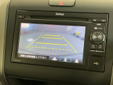 リバースギアに入れるだけで後方の表示へ切り替わります。夜間や雨の日の駐車も楽になりますよ。