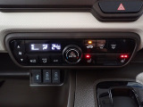 運転席からも手が届きやすく、操作しやすい空調コントロールパネル。オートエアコンなので操作の煩わしさが無くオールシーズン快適にドライブできます。快適空間で運転に集中できますね。