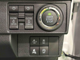 両側パワースライドドアウェルカムオープン機能 降車時にスイッチで予約しておけば、乗車時に電子カードキーを持ってクルマに近づくだけでパワースライドドアが自動でオープン♪