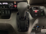 CVT車のセレクトレバーです。低速から高速まで、変速ショックのないスムーズな走りと、エンジン効率のよい領域を維持して燃費にも貢献します。サイドブレーキはスイッチ操作の電子制御パーキングブレーキです。