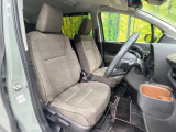 運転席まわりには十分なスペースがあり、大柄な方でもゆったり運転していただける環境です。