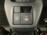 【電動パーキングブレーキ+オートブレーキホールド機能】 指先だけで簡単に操作が可能なパーキングブレーキ、スイッチを押すとブレーキペダルから足を離してもブレーキを保持できるオートブレーキホールド搭載。