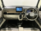 使いやすいレイアウトのダッシュボード周辺です。オートエアコンや小物入れなど嬉しい装備が満載です。