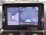 バックギアに入れますとご覧のような画像に自動的に切り替わります。車庫入れ時に役立ちます。