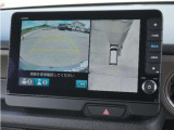 【マルチビューカメラシステム】車両の前後と左右のドアミラーに搭載した計4台のカメラで映します。前方左右を幅広く見渡す視界や、自車を上空から見下ろしたような視界など、合計8種類のビューを設定。