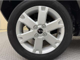 アルミホイール付き!「純正」なので車のデザインともマッチしています。お洒落は足元から。。。といいますから♪