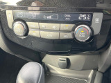 【オートエアコン】一度お好みの温度に設定すれば、車内の温度を検知し風量や温度を自動で調整。暑い&hellip;寒い&hellip;と何度もスイッチ操作をする必要はありません。快適な車内空間には必須の機能ですね♪