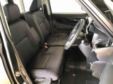運転席の座面高さを調整できるシートリフターが付いています。フロントシートはベンチシートを採用で、座面も広く使い勝手もいいですよ♪