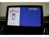 前後に装備されたセンサーで障害物(静止物)を検知。ディスプレイ表示と音でお知らせ。誤発進抑制のパーキングサポートブレーキ搭載しています。