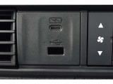 USBソケットがついていますのでコードを繋げばスマートフォンなどの充電が出来ます!