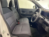 ゆったりと座れる運転席シートですのでストレスなく運転が出来ますよ!