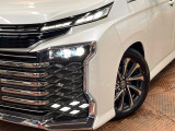 【LEDヘッドライト】悪天候や夜間走行時も良好な視界を確保し安心して運転できる高輝度LEDヘッドライトを装備!点灯速度が早く、消費電力も抑えられています。