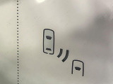 【ブラインドスポットモニター】走行中、ドアミラーの死角になりやすい箇所に後続車が接近するとサイドミラーのレンズに警告を表示!ドライバーに注意喚起をしてくれます。