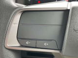 ハンドルから手を離さずに音量操作ができるステアリングスイッチ付