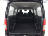リヤシートを倒すとフラットな荷室になります。