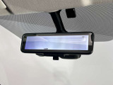 スマートルームミラーで後方の映像がルームミラーで確認できます。