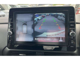 アラウンドビューモニターです。4つのカメラからの映像を合成・処理することで空から見下ろすような視点で周囲を確認でき、駐車時のクルマの位置確認がスムーズになります。