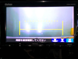 バックカメラの画像です。ガイドラインがスムースな車庫入れをサポートいたします。車庫入れの安心感がアップしますね。