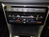 タッチコントロール式2ゾーンフルオートエアコンパネル。運転席、助手席それぞれ独立して温度管理が可能です。花粉やダストを除去するフレッシュエアフィルターも装備され、クリーンな室内環境を保ちます。