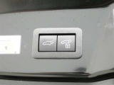 ワンタッチでバックドアが開閉。重たいバックドアも力いらずで開閉できる便利なパワーバックドア付きです!