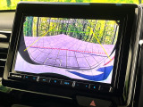 【バックカメラ】駐車時に後方がリアルタイム映像で確認できます。大型商業施設や立体駐車場での駐車時や、夜間のバック時に大活躍!運転スキルに関わらず、今や必須となった装備のひとつです!