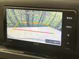 【バックカメラ】駐車時に後方がリアルタイム映像で確認できます。大型商業施設や立体駐車場での駐車時や、夜間のバック時に大活躍!運転スキルに関わらず、今や必須となった装備のひとつです!